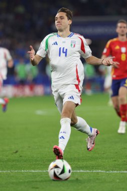 Gelsenkirchen, Almanya 20.06.2024: Gelsenkirchen 'deki Veltins Arena Stadyumu' nda İspanya ile İtalya arasında oynanan UEFA EURO 2024 grup B grup futbol maçı sırasında İtalyan Federico Chiesa.