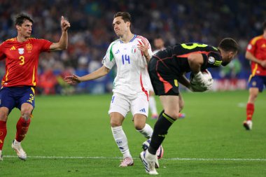 Gelsenkirchen, Almanya 20.06.2024: İspanya 'dan Robin Le Normand, İtalya' dan Federico Chiesa, İspanya 'nın Gelsenkirchen' deki Veltins Arena Stadyumu 'nda oynadığı UEFA EURO 2024 grup B aşaması futbol maçı sırasında.