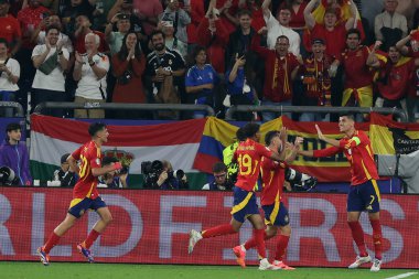 Gelsenkirchen, Almanya 20.06.2024: İspanyalı Alvaro Morata, Gelsenkirchen 'deki Veltins Arena stadyumunda İspanya ile İtalya arasında oynanan UEFA EURO 2024 grup B futbol maçında İtalyan Riccardo Calafiori' yi kutladı..