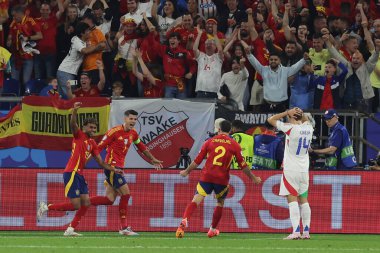 Gelsenkirchen, Almanya 20.06.2024: İspanyalı Alvaro Morata, Gelsenkirchen 'deki Veltins Arena stadyumunda İspanya ile İtalya arasında oynanan UEFA EURO 2024 grup B futbol maçında İtalyan Riccardo Calafiori' yi kutladı..