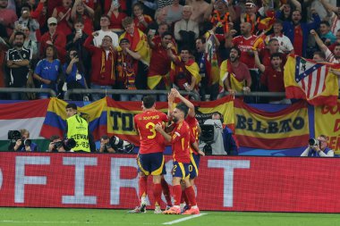 Gelsenkirchen, Almanya 20.06.2024: İspanyalı Alvaro Morata, Gelsenkirchen 'deki Veltins Arena stadyumunda İspanya ile İtalya arasında oynanan UEFA EURO 2024 grup B futbol maçında İtalyan Riccardo Calafiori' yi kutladı..