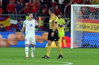 Gelsenkirchen, Almanya 20.06.2024: Gelsenkirchen 'deki Veltins Arena stadyumunda İspanya ile İtalya arasında oynanan UEFA EURO 2024 grup B futbol maçı sırasında İtalyan Nicolo Barella, hakem Slav Vinciç ile protesto gösterisi yaptı.
