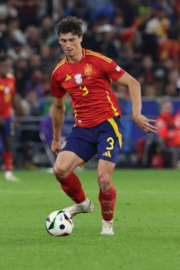 Gelsenkirchen, Almanya 20.06.2024: Gelsenkirchen 'deki Veltins Arena Stadyumu' nda İspanya ile İtalya arasında oynanan UEFA EURO 2024 grup B grup futbol maçı sırasında İspanya 'dan Robin Le Normand.
