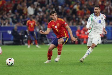 Gelsenkirchen, Almanya 20.06.2024: İspanya 'dan Robin Le Normand ve İtalya' dan Lorenzo Pellegrini, İspanya 'nın Gelsenkirchen' deki Veltins Arena Stadyumu 'nda oynadığı UEFA EURO 2024 grup B aşaması futbol maçı sırasında.