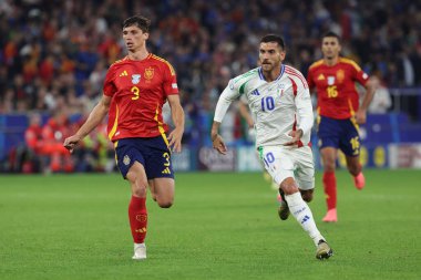 Gelsenkirchen, Almanya 20.06.2024: İspanya 'dan Robin Le Normand ve İtalya' dan Lorenzo Pellegrini, İspanya 'nın Gelsenkirchen' deki Veltins Arena Stadyumu 'nda oynadığı UEFA EURO 2024 grup B aşaması futbol maçı sırasında.