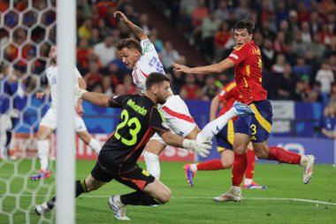Gelsenkirchen, Almanya 20.06.2024: İtalyan Mateo Retegui, İspanyol Robin Le Normand UEFA EURO 2024 grup B aşaması futbol maçı sırasında İspanya ile İtalya arasında Gelsenkirchen 'deki Veltins Arena Stadyumu' nda oynanmıştır..