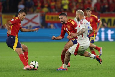 Gelsenkirchen, Almanya 20.06.2024: İspanya 'dan Rodri, İspanya' dan Dani Carvajal, İtalya 'dan Federico Dimarco UEFA EURO 2024 grup B grup futbol maçı sırasında İspanya ile İtalya arasında Gelsenkirchen' deki Veltins Arena Stadyumu 'nda oynanan karşılaşma..