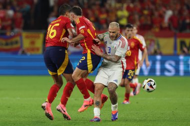 Gelsenkirchen, Almanya 20.06.2024: İspanya 'dan Rodri, İspanya' dan Dani Carvajal, İtalya 'dan Federico Dimarco UEFA EURO 2024 grup B grup futbol maçı sırasında İspanya ile İtalya arasında Gelsenkirchen' deki Veltins Arena Stadyumu 'nda oynanan karşılaşma..