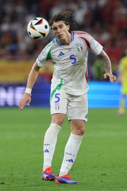 Gelsenkirchen, Almanya 20.06.2024: Gelsenkirchen 'deki Veltins Arena stadyumunda İspanya ile İtalya arasında oynanan UEFA EURO 2024 grup B futbol maçı sırasında İtalyan Riccardo Calafiori.