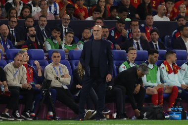 Gelsenkirchen, Almanya 20.06.2024: İspanya 'dan Luis de la Fuente UEFA EURO 2024 grup B grup futbol maçı sırasında İspanya ile İtalya arasında Gelsenkirchen' deki Veltins Arena Stadyumu 'nda oynanmıştır..