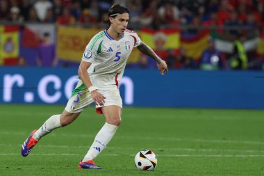 Gelsenkirchen, Almanya 20.06.2024: Gelsenkirchen 'deki Veltins Arena stadyumunda İspanya ile İtalya arasında oynanan UEFA EURO 2024 grup B futbol maçı sırasında İtalyan Riccardo Calafiori.