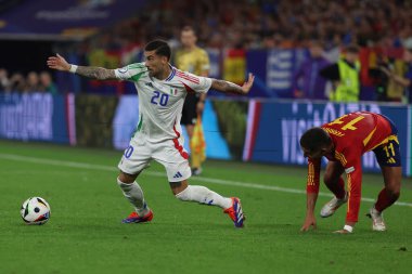 Gelsenkirchen, Almanya 20.06.2024: İtalyan Mattia Zaccagni, İspanyol Ferran Torres UEFA EURO 2024 grup B aşaması futbol maçı sırasında İspanya ile İtalya arasında Gelsenkirchen 'deki Veltins Arena Stadyumu' nda oynanmıştır..