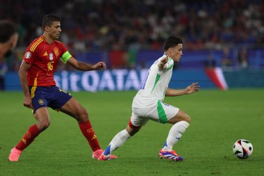 Gelsenkirchen, Almanya 20.06.2024: Gelsenkirchen 'deki Veltins Arena Stadyumu' nda İspanya ile İtalya arasında oynanan UEFA EURO 2024 grup B grup futbol maçı sırasında İspanyol Rodri, İtalyan Giacomo Raspadori.