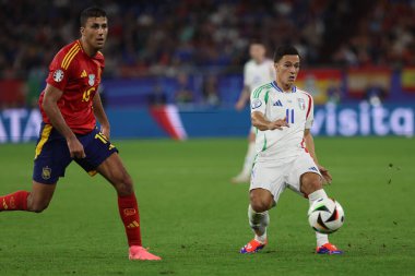 Gelsenkirchen, Almanya 20.06.2024: Gelsenkirchen 'deki Veltins Arena Stadyumu' nda İspanya ile İtalya arasında oynanan UEFA EURO 2024 grup B grup futbol maçı sırasında İspanyol Rodri, İtalyan Giacomo Raspadori.