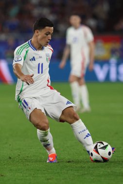 Gelsenkirchen, Almanya 20.06.2024: Gelsenkirchen 'deki Veltins Arena stadyumunda İspanya ile İtalya arasında oynanan UEFA EURO 2024 grup B futbol maçı sırasında İtalyan Giacomo Raspadori.