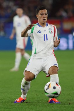 Gelsenkirchen, Almanya 20.06.2024: Gelsenkirchen 'deki Veltins Arena stadyumunda İspanya ile İtalya arasında oynanan UEFA EURO 2024 grup B futbol maçı sırasında İtalyan Giacomo Raspadori.