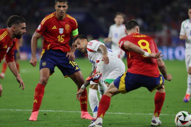 Gelsenkirchen, Almanya 20.06.2024: İspanya 'dan Rodri, İtalya' dan Mattia Zaccagni, İspanya 'dan Fabian Ruiz UEFA EURO 2024 grup B grup futbol maçı sırasında İspanya ile İtalya arasında Gelsenkirchen' deki Veltins Arena Stadyumu 'nda oynanan karşılaşma.