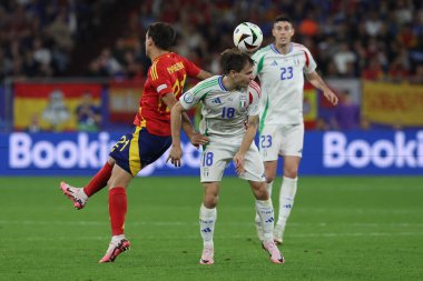Gelsenkirchen, Almanya 20.06.2024: İspanya 'dan Mikel Oyarzabal, İtalya' dan Nicolo Barella, İspanya ile İtalya arasında Gelsenkirchen 'deki Veltins Arena stadyumunda oynanan UEFA 2024 grup B aşaması futbol maçı sırasında.