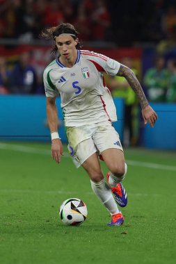 Gelsenkirchen, Almanya 20.06.2024: Gelsenkirchen 'deki Veltins Arena stadyumunda İspanya ile İtalya arasında oynanan UEFA EURO 2024 grup B futbol maçı sırasında İtalyan Riccardo Calafiori.