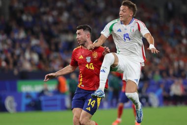 Gelsenkirchen, Almanya 20.06.2024: İspanya 'dan Aymeric Laporte, İtalya' dan Mateo Retegui Gelsenkirchen 'deki Veltins Arena stadyumunda İspanya ile İtalya arasında oynanan UEFA 2024 grup B aşaması futbol maçı sırasında.