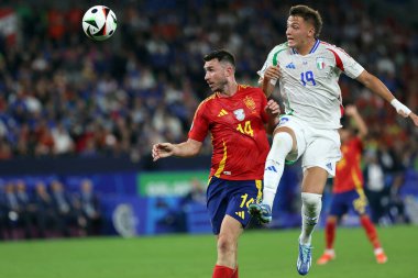 Gelsenkirchen, Almanya 20.06.2024: İspanya 'dan Aymeric Laporte, İtalya' dan Mateo Retegui Gelsenkirchen 'deki Veltins Arena stadyumunda İspanya ile İtalya arasında oynanan UEFA 2024 grup B aşaması futbol maçı sırasında.