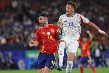 Gelsenkirchen, Almanya 20.06.2024: İspanya 'dan Aymeric Laporte, İtalya' dan Mateo Retegui Gelsenkirchen 'deki Veltins Arena stadyumunda İspanya ile İtalya arasında oynanan UEFA 2024 grup B aşaması futbol maçı sırasında.