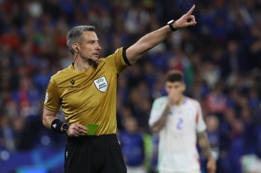 Gelsenkirchen, Almanya 20.06.2024: Gelsenkirchen 'deki Veltins Arena stadyumunda İspanya ile İtalya arasında oynanan UEFA EURO 2024 grup B futbol maçında hakem Slav Vinciç.