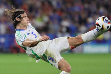 Gelsenkirchen, Almanya 20.06.2024: Gelsenkirchen 'deki Veltins Arena stadyumunda İspanya ile İtalya arasında oynanan UEFA EURO 2024 grup B futbol maçı sırasında İtalyan Riccardo Calafiori.