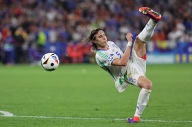 Gelsenkirchen, Almanya 20.06.2024: Gelsenkirchen 'deki Veltins Arena stadyumunda İspanya ile İtalya arasında oynanan UEFA EURO 2024 grup B futbol maçı sırasında İtalyan Riccardo Calafiori.