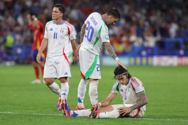 Gelsenkirchen, Almanya 20.06.2024: İtalyan Mattia Zaccagni ve İtalyan Riccardo Calafiori 'yi yendikten sonra Gelsenkirchen' deki Veltins Arena stadyumunda İspanya ile İtalya arasında oynanan UEFA EURO 2024 grup B futbol maçı sonunda hayal kırıklığı.