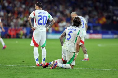 Gelsenkirchen, Almanya 20.06.2024: İtalyan Mattia Zaccagni ve İtalyan Riccardo Calafiori 'yi yendikten sonra Gelsenkirchen' deki Veltins Arena stadyumunda İspanya ile İtalya arasında oynanan UEFA EURO 2024 grup B futbol maçı sonunda hayal kırıklığı.