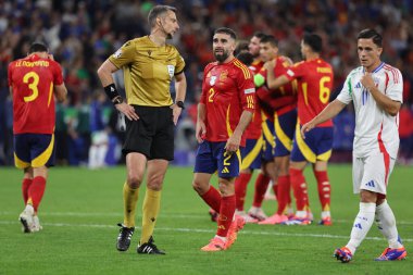 Gelsenkirchen, Almanya 20.06.2024: İspanya 'nın Gelsenkirchen' deki Veltins Arena stadyumunda İspanya ile İtalya arasında oynanan UEFA EURO 2024 grup B grup futbol maçı sırasında hakem Slavko Vinciç ve Dani Carvajal.