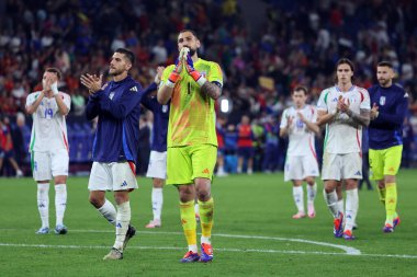Gelsenkirchen, Almanya 20.06.2024: Gelsenk 'teki Veltins Arena Stadyumu' nda İspanya ile İtalya arasında oynanan UEFA 2024 grup B maçı sonunda İtalyan Gianluigi Donnarumma ve İtalyan Lorenzo Pellegrini 'yi mağlup ettikten sonra hayal kırıklığı yaşandı.