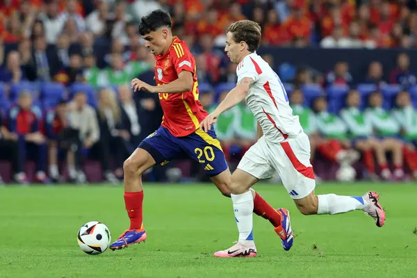 Gelsenkirchen, Almanya 20.06.2024: İspanya 'dan Pedri, İtalya' dan Nicolo Barella, İspanya 'nın Gelsenkirchen' deki Veltins Arena Stadyumu 'nda oynadığı UEFA EURO 2024 grup B grup futbol maçı sırasında.
