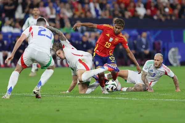 Gelsenkirchen, Almanya 20.06.2024: İtalya 'dan Riccardo Calafiori, İspanya' dan Lamine Yamal, İtalya 'dan Federico Dimarco UEFA EURO 2024 grup B grubu futbol maçı sırasında İspanya ile İtalya arasında Gelsenkirchen' deki Veltins Arena Stadyumu 'nda oynanan karşılaşma..