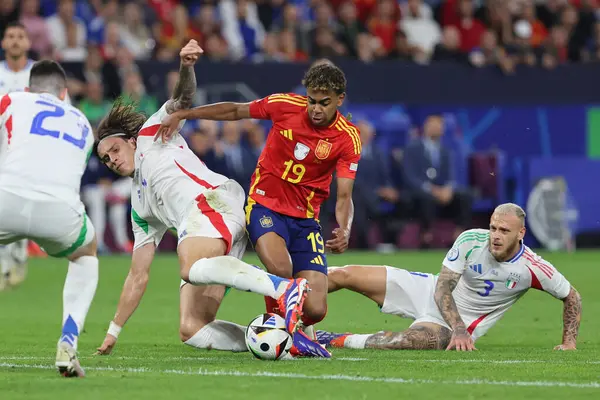 Gelsenkirchen, Almanya 20.06.2024: İtalya 'dan Riccardo Calafiori, İspanya' dan Lamine Yamal, İtalya 'dan Federico Dimarco UEFA EURO 2024 grup B grubu futbol maçı sırasında İspanya ile İtalya arasında Gelsenkirchen' deki Veltins Arena Stadyumu 'nda oynanan karşılaşma..