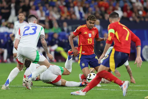 Gelsenkirchen, Almanya 20.06.2024: İtalya 'dan Riccardo Calafiori, İspanya' dan Lamine Yamal, İtalya 'dan Federico Dimarco UEFA EURO 2024 grup B grubu futbol maçı sırasında İspanya ile İtalya arasında Gelsenkirchen' deki Veltins Arena Stadyumu 'nda oynanan karşılaşma..