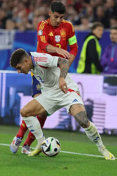 Gelsenkirchen, Almanya 20.06.2024: İspanya 'dan Alvaro Morata, İtalya' dan Giovanni Di Lorenzo, İspanya ile İtalya arasında Gelsenkirchen 'deki Veltins Arena Stadyumu' nda oynanan UEFA EURO 2024 grup B grup futbol maçı sırasında.