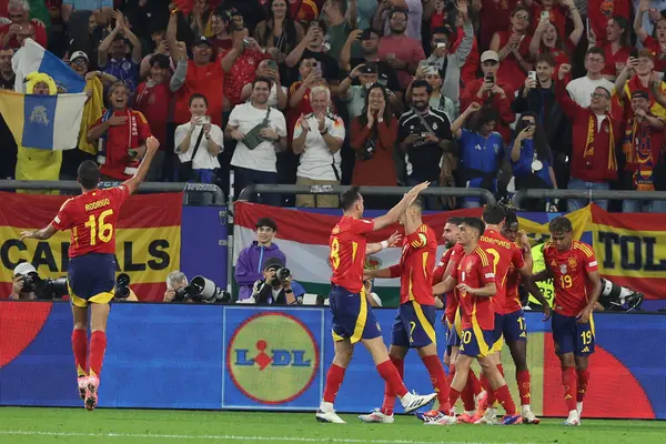 Gelsenkirchen, Almanya 20.06.2024: İspanyalı Alvaro Morata, Gelsenkirchen 'deki Veltins Arena stadyumunda İspanya ile İtalya arasında oynanan UEFA EURO 2024 grup B futbol maçında İtalyan Riccardo Calafiori' yi kutladı..