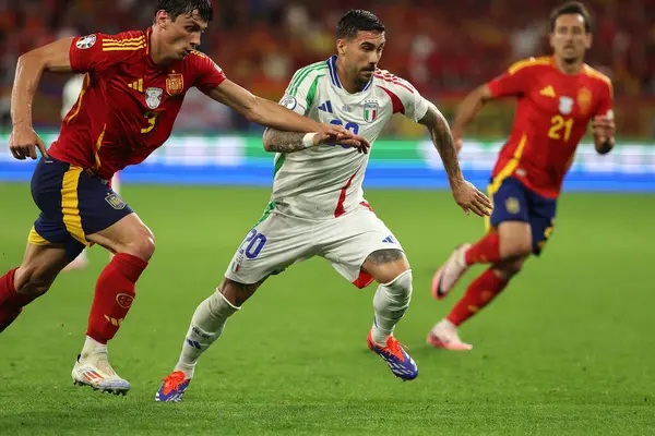 Gelsenkirchen, Almanya 20.06.2024: İspanyol Robin Le Normand, İtalyan Mattia Zaccagni UEFA EURO 2024 grup B aşaması futbol maçı sırasında İspanya ile İtalya arasında Gelsenkirchen 'deki Veltins Arena Stadyumu' nda oynanmıştır..