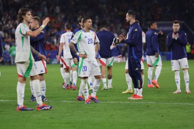 Gelsenkirchen, Almanya 20.06.2024: İtalyan Mattia Zaccagni ve İtalyan Riccardo Calafiori 'yi yendikten sonra Gelsenkirchen' deki Veltins Arena stadyumunda İspanya ile İtalya arasında oynanan UEFA EURO 2024 grup B futbol maçı sonunda hayal kırıklığı.