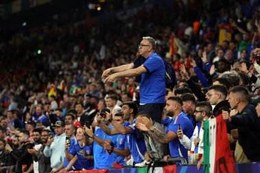 Gelsenkirchen, Almanya 20.06.2024: Gelsenkirchen 'deki Veltins Arena stadyumunda İspanya ile İtalya arasında oynanan UEFA EURO 2024 grup B futbol maçının sonunda İtalyan taraftarları mağlup ettikten sonra hayal kırıklığı.