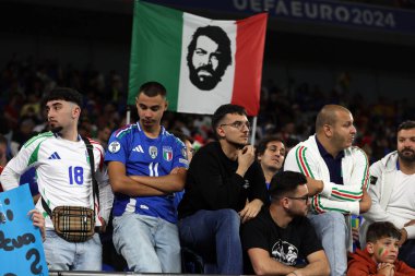 Gelsenkirchen, Almanya 20.06.2024: Gelsenkirchen 'deki Veltins Arena stadyumunda İspanya ile İtalya arasında oynanan UEFA EURO 2024 grup B futbol maçının sonunda İtalyan taraftarları mağlup ettikten sonra hayal kırıklığı.