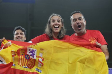 Gelsenkirchen, Almanya 20.06.2024: İspanya taraftarları Gelsenkirchen 'deki Veltins Arena stadyumunda İspanya ile İtalya arasında oynanan UEFA EURO 2024 grup B futbol maçının galibiyetini kutladılar.