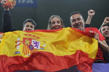 Gelsenkirchen, Almanya 20.06.2024: İspanya taraftarları Gelsenkirchen 'deki Veltins Arena stadyumunda İspanya ile İtalya arasında oynanan UEFA EURO 2024 grup B futbol maçının galibiyetini kutladılar.