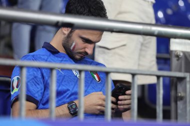 Gelsenkirchen, Almanya 20.06.2024: Gelsenkirchen 'deki Veltins Arena stadyumunda İspanya ile İtalya arasında oynanan UEFA EURO 2024 grup B futbol maçının sonunda İtalyan taraftarları mağlup ettikten sonra hayal kırıklığı.