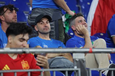 Gelsenkirchen, Almanya 20.06.2024: Gelsenkirchen 'deki Veltins Arena stadyumunda İspanya ile İtalya arasında oynanan UEFA EURO 2024 grup B futbol maçının sonunda İtalyan taraftarları mağlup ettikten sonra hayal kırıklığı.