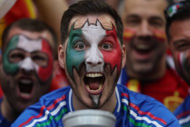 Gelsenkirchen, Almanya 20.06.2024: Gelsenkirchen 'deki Veltins Arena stadyumunda İspanya ile İtalya arasında oynanan UEFA EURO 2024 grup B futbol maçı öncesinde tribünlerdeki İspanyol ve İtalyan taraftarların renkleri.