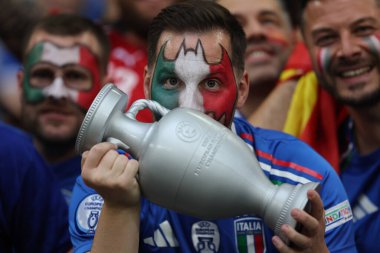 Gelsenkirchen, Almanya 20.06.2024: Gelsenkirchen 'deki Veltins Arena stadyumunda İspanya ile İtalya arasında oynanan UEFA EURO 2024 grup B futbol maçı öncesinde tribünlerdeki İspanyol ve İtalyan taraftarların renkleri.