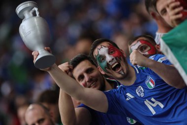 Gelsenkirchen, Almanya 20.06.2024: Gelsenkirchen 'deki Veltins Arena stadyumunda İspanya ile İtalya arasında oynanan UEFA EURO 2024 grup B futbol maçı öncesinde tribünlerdeki İspanyol ve İtalyan taraftarların renkleri.
